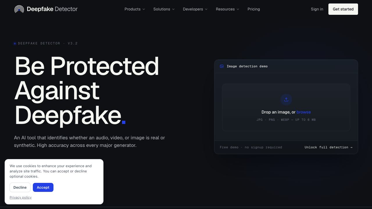 Deepfake Detector 网站截图
