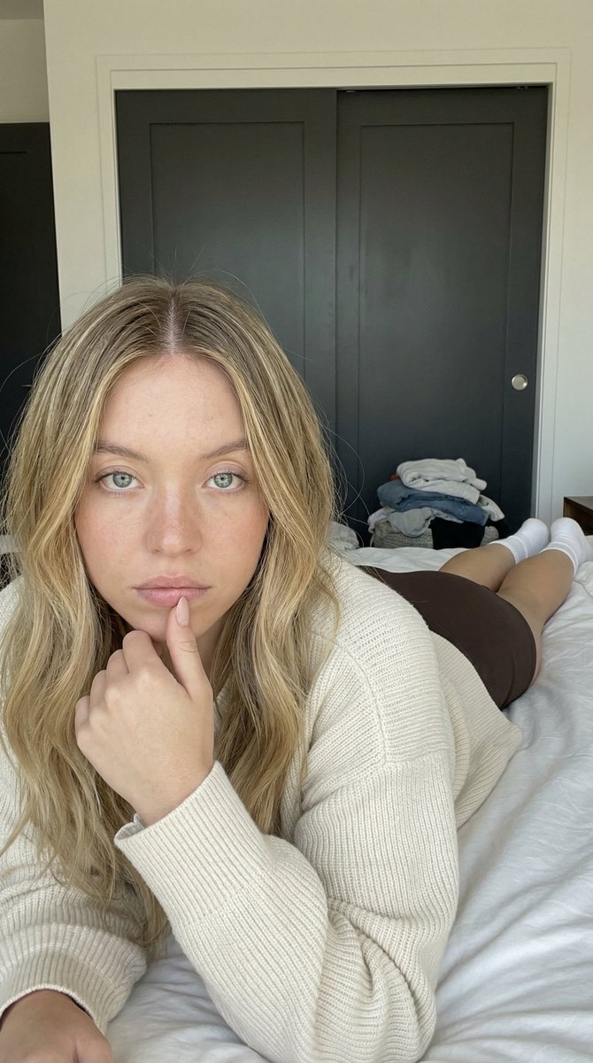 Celebrity Bedroom Pose Prompt