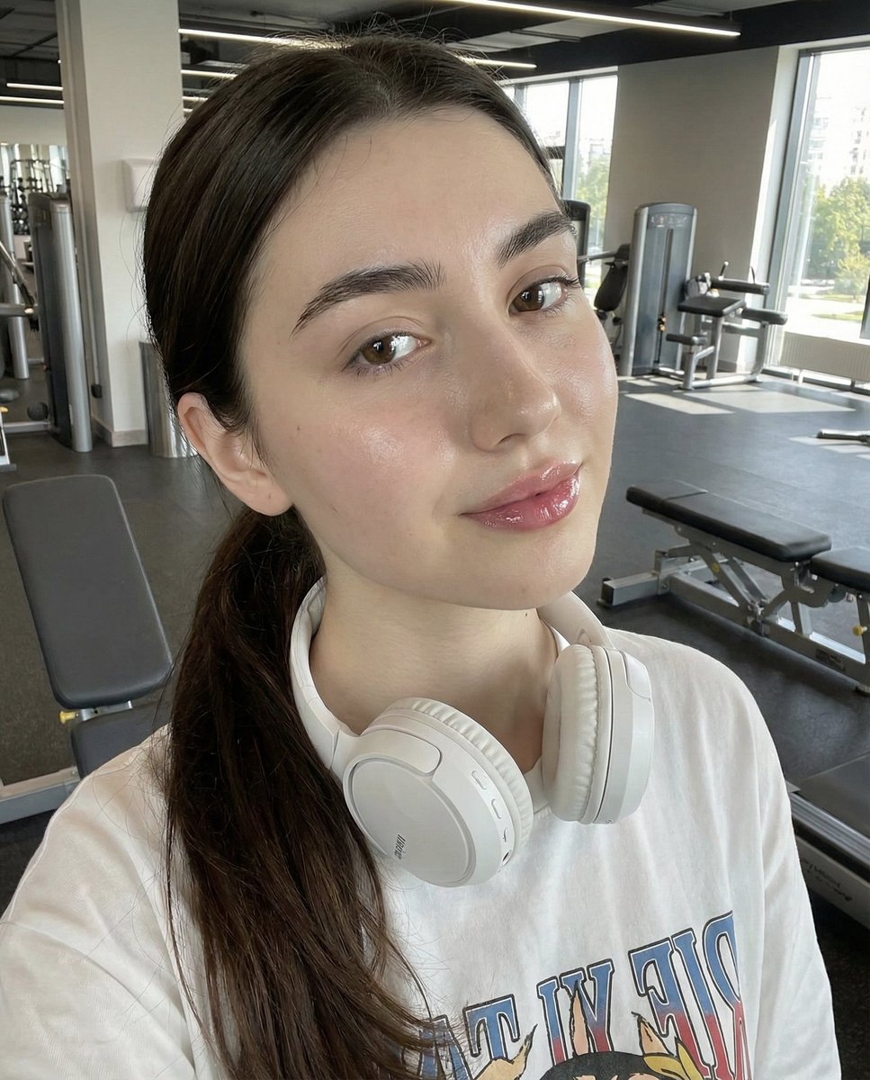 Photorealistic Gym Selfie Prompt with Identity Lock example